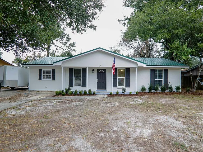 Picture of Front of house(Now has privacy fence and gate on both sides)