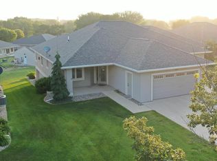 907 Hoeven Dr, Alton, IA 51003