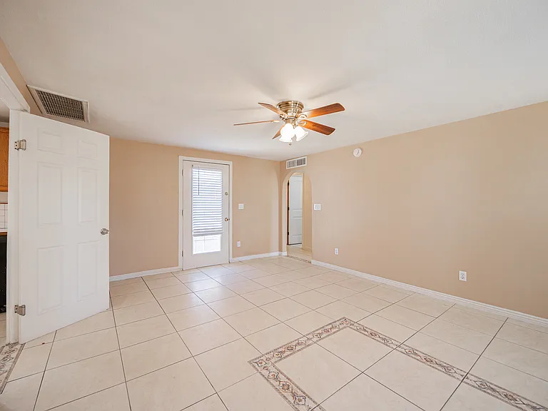 2830 E Sheridan St — Photo 5