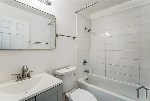 872 Valencia Ave — Photo 5