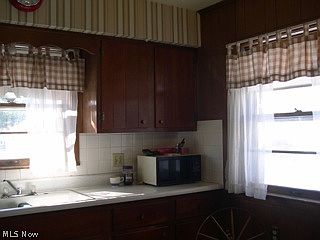 3rd image of 825 Cornell St