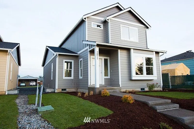 7811 S Yakima photo 1