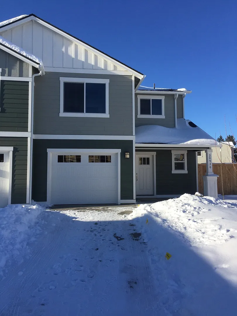 SE Newer Townhouse, 3 Bedrooms, 2 1/2 Baths, Garage, Gas Heat, Patio, Pet Considered — Photo 1