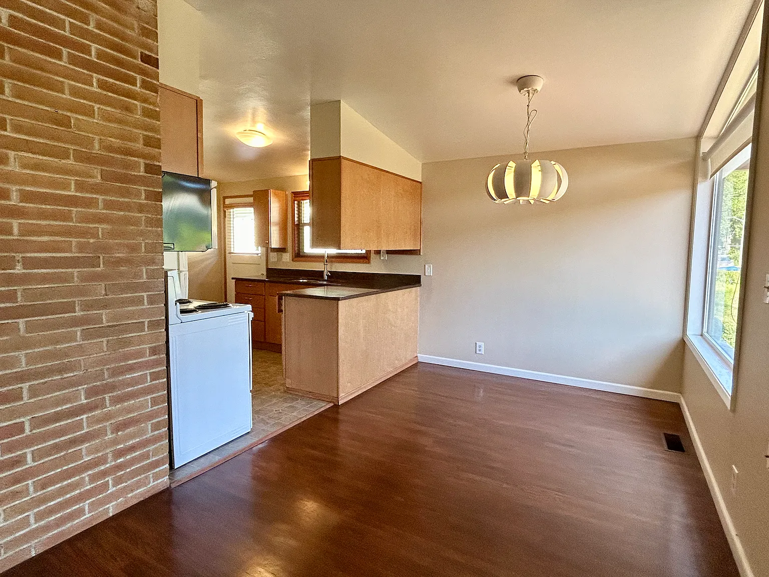 3 bed, 2160 sqft, $3,350 — Photo 4