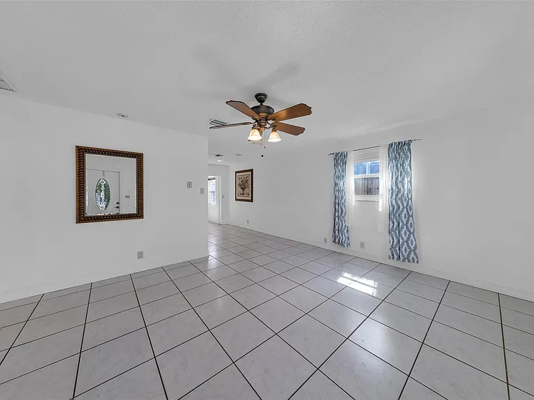 1906 NW 45th Ct — Photo 6