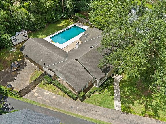3rd image of 2208 Pine Needle Drive W