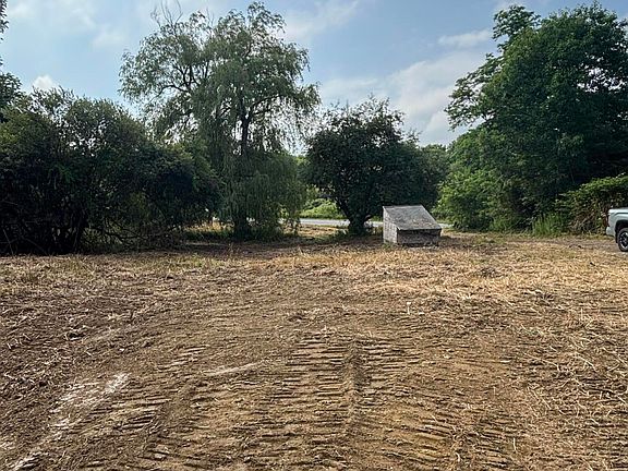 5th image of 883 River Road
