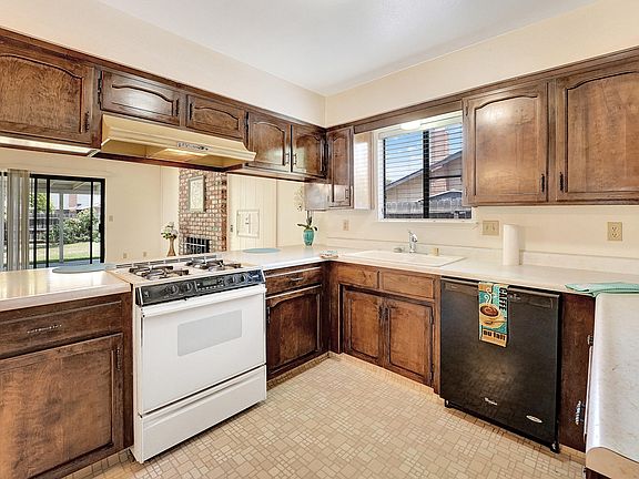 3rd image of 2323 S Akers Street