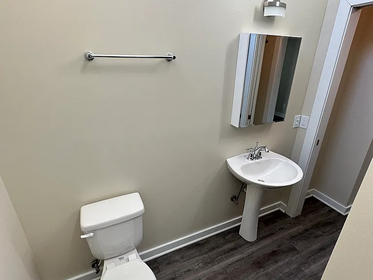 537 W 5th St #202 — Photo 13