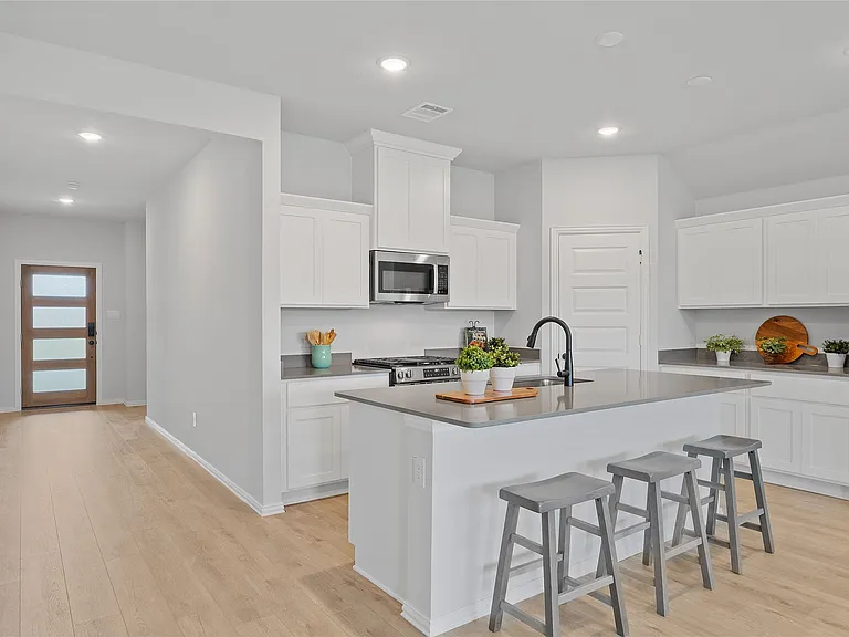 610 Ridgewood Dr — Photo 3