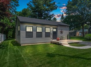 10 1st Ave, Waterford, CT 06385