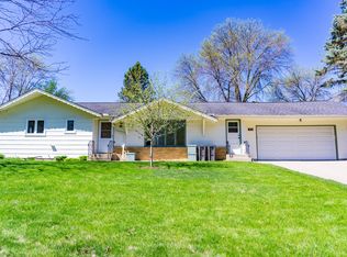 1464 Scenic View Dr, Chaska, MN 55318