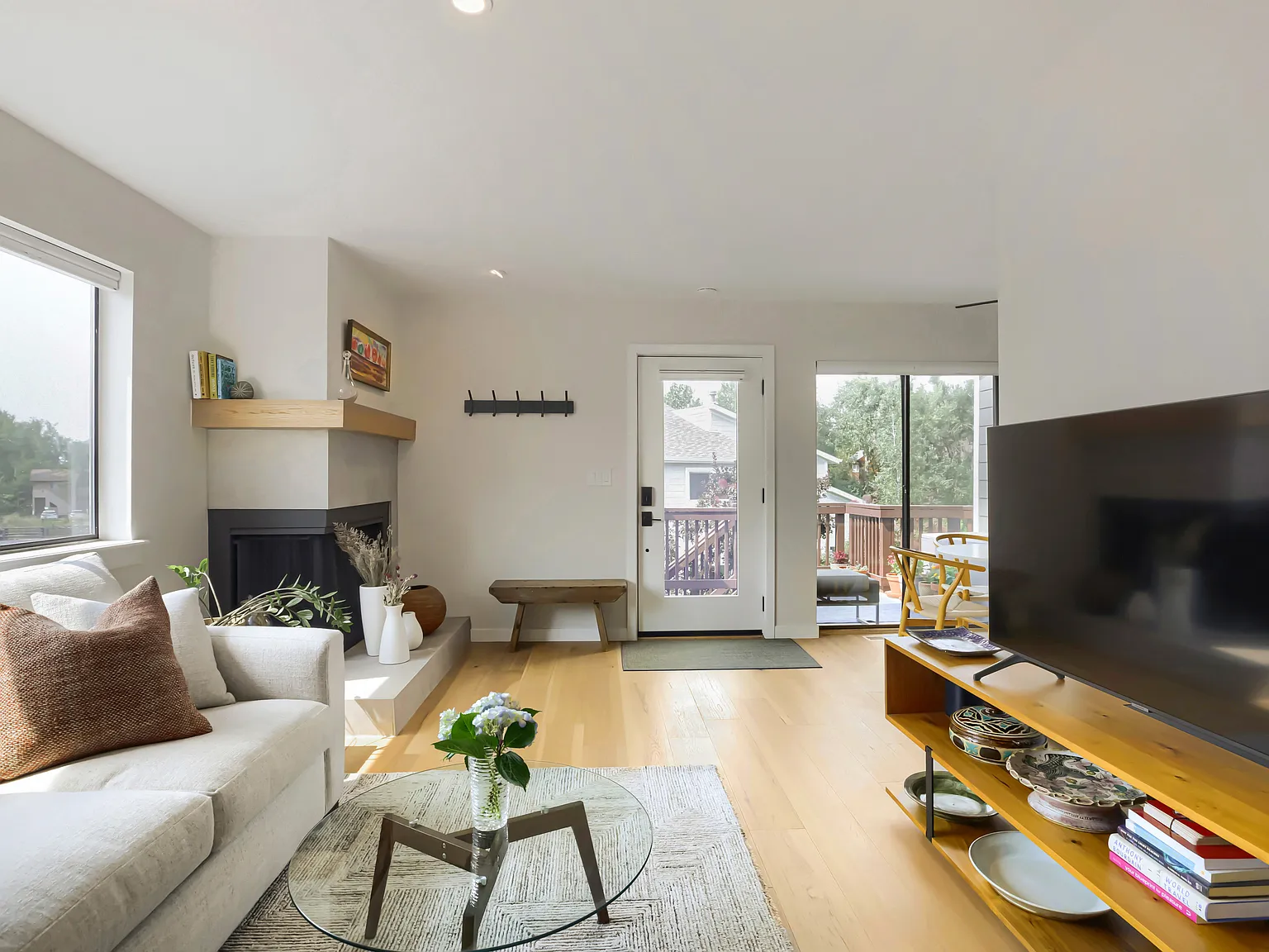 2 bed, 880 sqft, $3,300 — Photo 3
