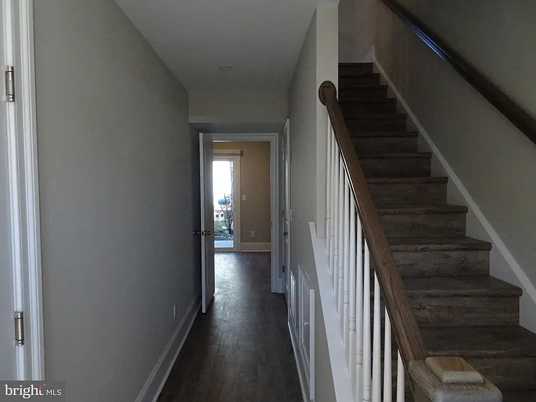 208 W 9th St — Photo 2