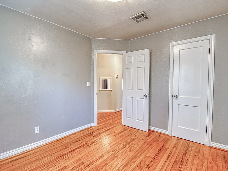 1117 Grover Ln — Photo 6