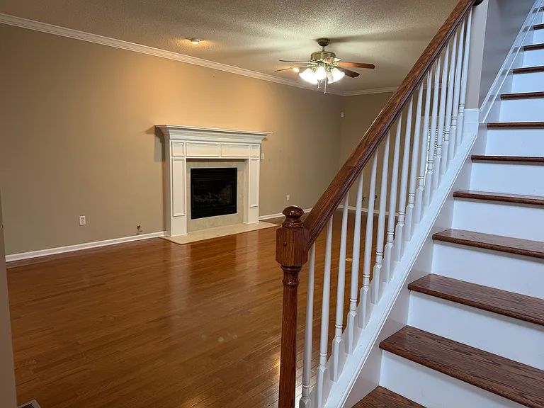492 Glenshire Ln — Photo 2