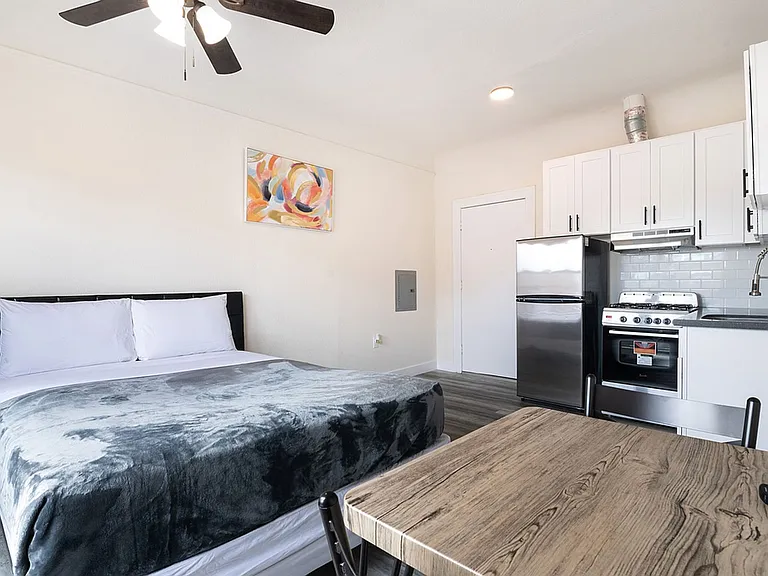 27th Street Studios and One Bedrooms — Photo 17