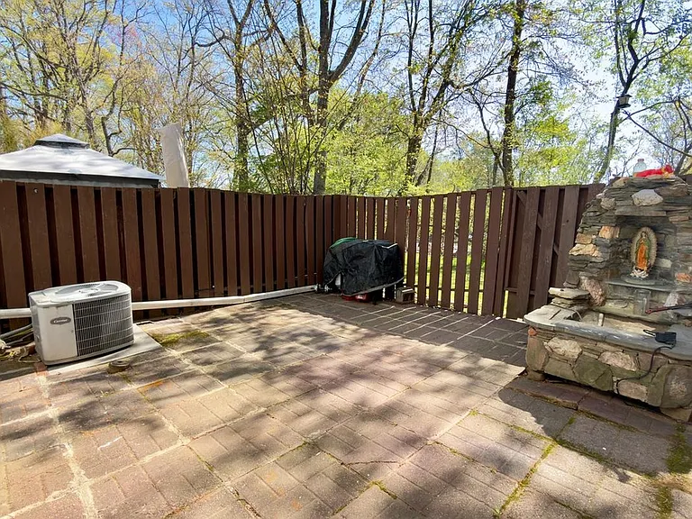 2219 Southgate Sq — Photo 8