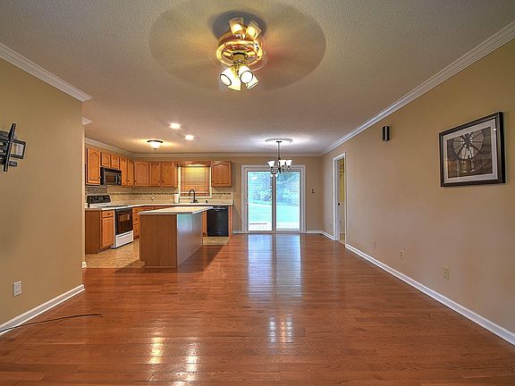 3rd image of 170 Woodland Hts