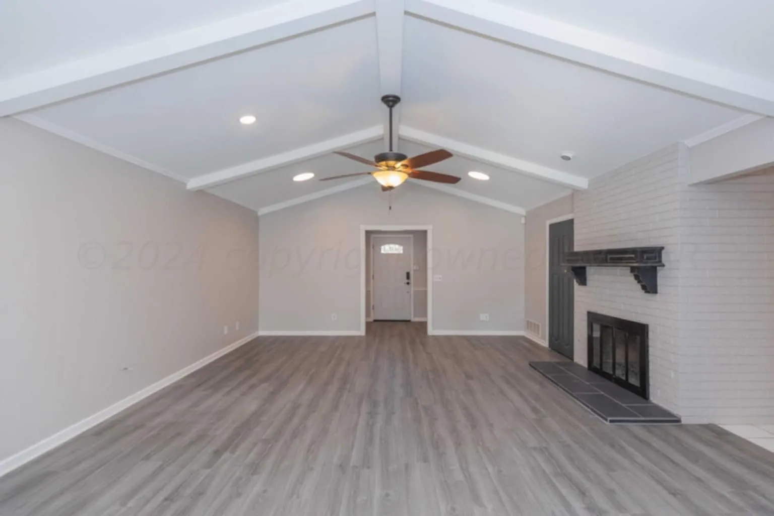 Beautiful home in Sleepy Hollow. Featuring 3 bedrooms, 3 full baths and a finished basement. — Photo 3