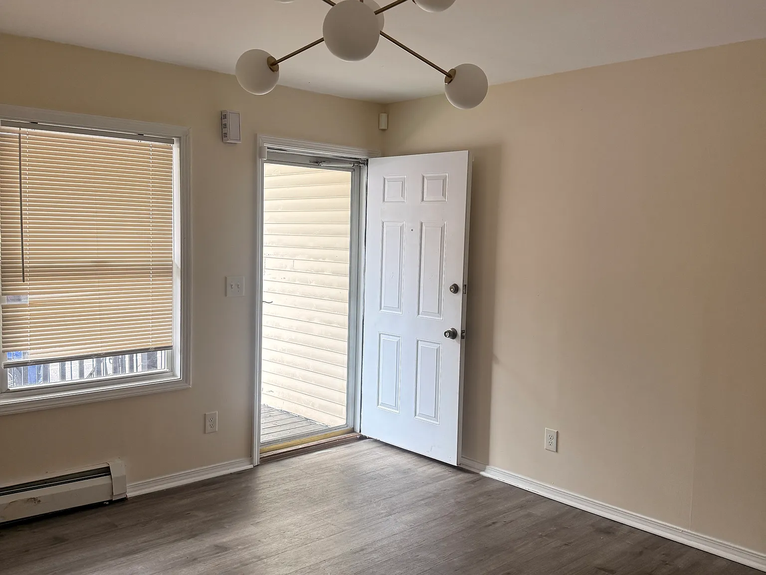 3 bed, 1.5 bath, 1650 sqft, $2,550 — Photo 2