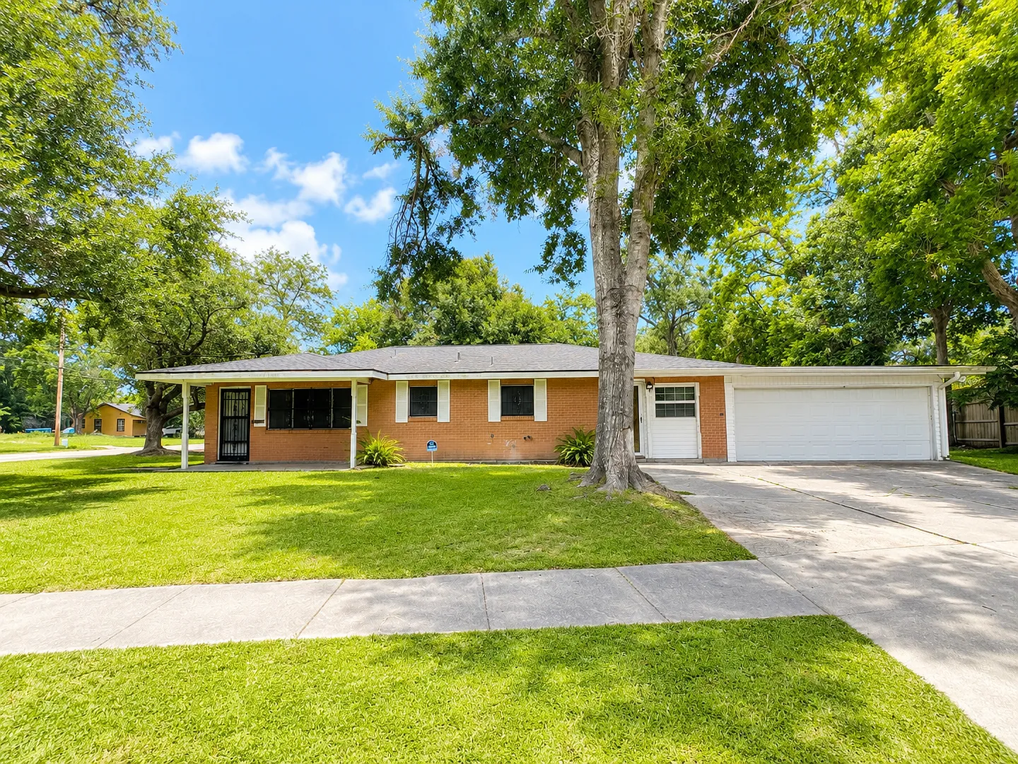 Stunning 3 Bedroom Home — Photo 1