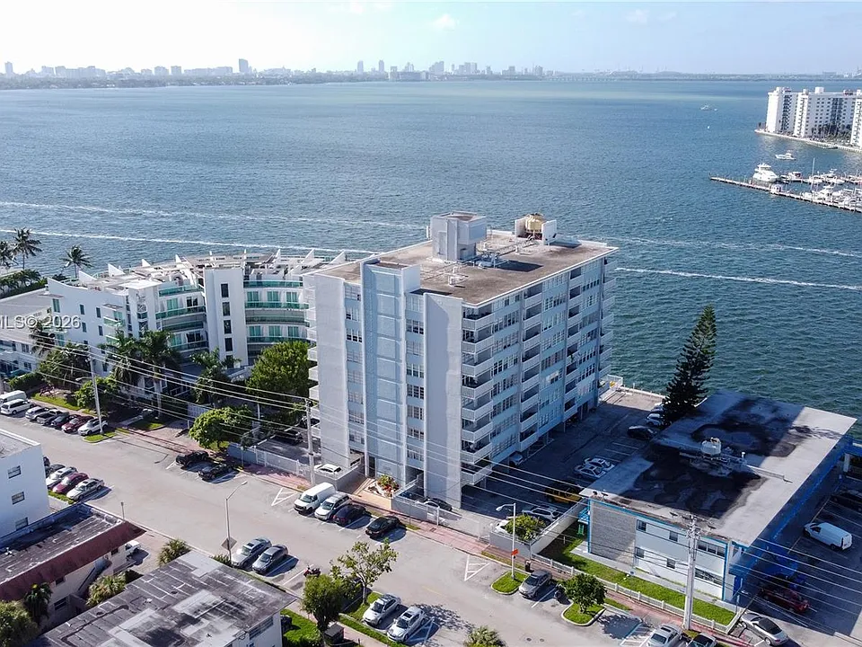 2016 Bay Dr #201