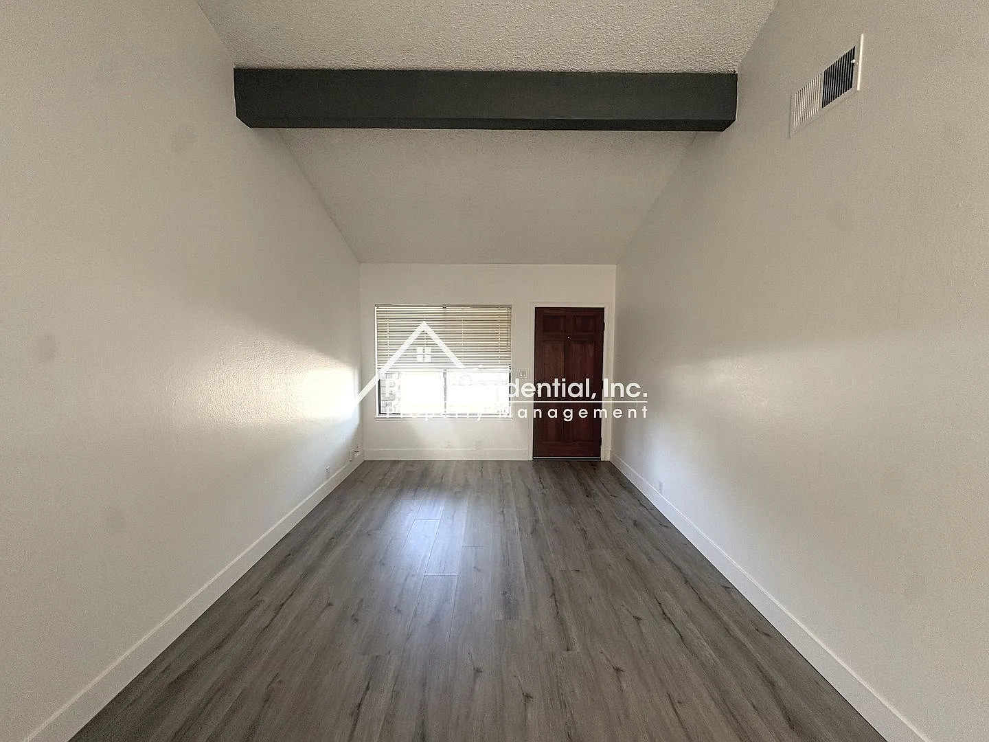 2bd/2ba Rancho Cordova Updated Duplex With 1 Car Garage! — Photo 3