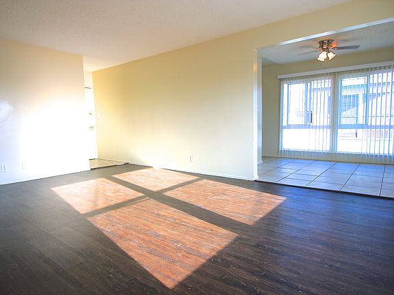 Living room- looking toward dining room and entry - large, b