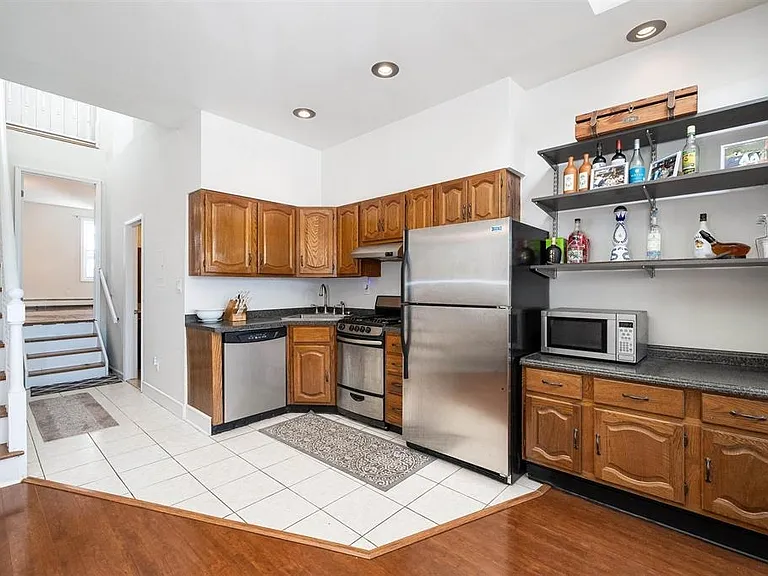 55 Bowers St #3 — Photo 5