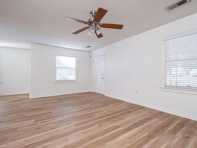 1808 Iris St — Photo 4