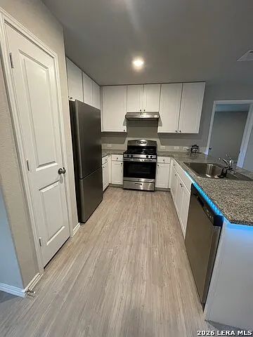 3 bed, 2.0 bath, 1450 sqft, $1,550 — Photo 3