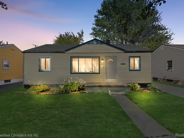 22713 Raymond St, Saint Clair Shores, MI 48082