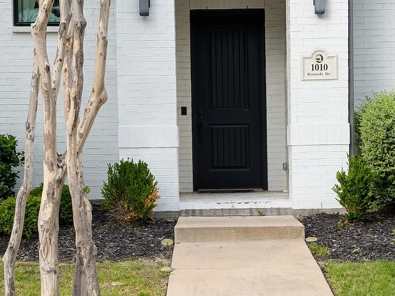 1010 Kennedy Dr — Photo 2