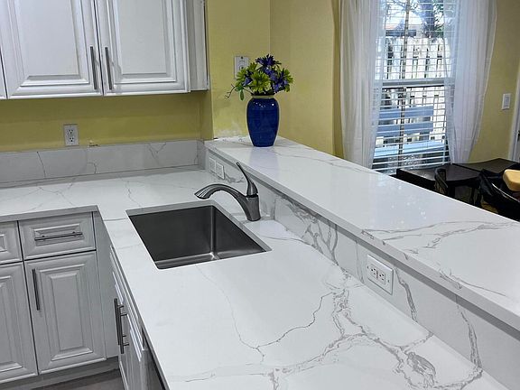 4th image of 424 NE 1st Avenue