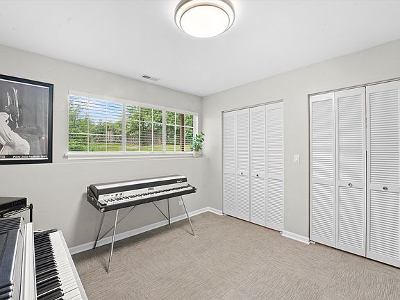 5th image of 854 W Saint Johns Pl