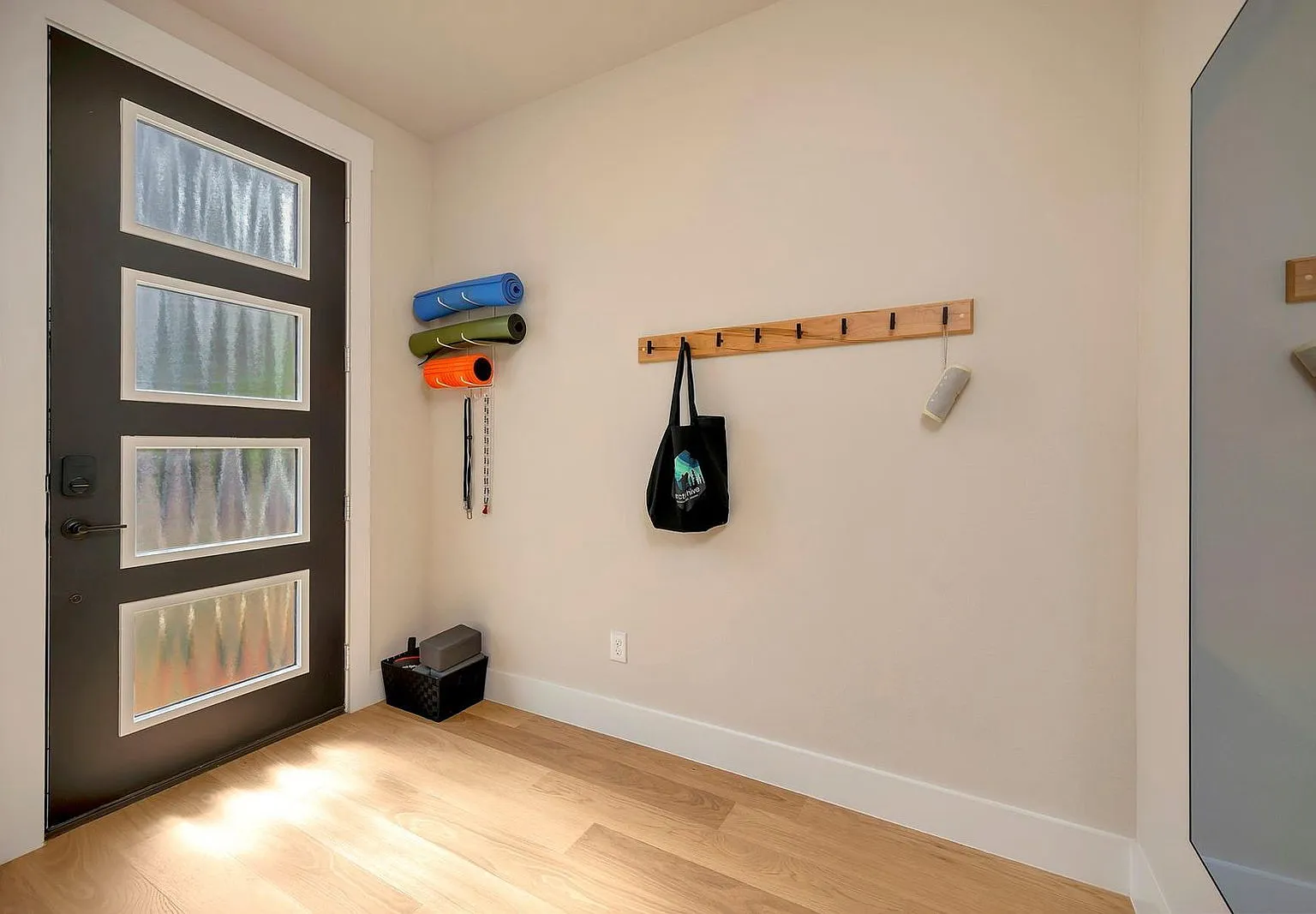 3 bed, 2.5 bath, 2076 sqft, $3,300 — Photo 4