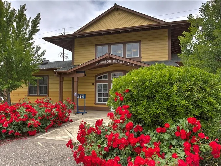966 McClelland Dr — Photo 37