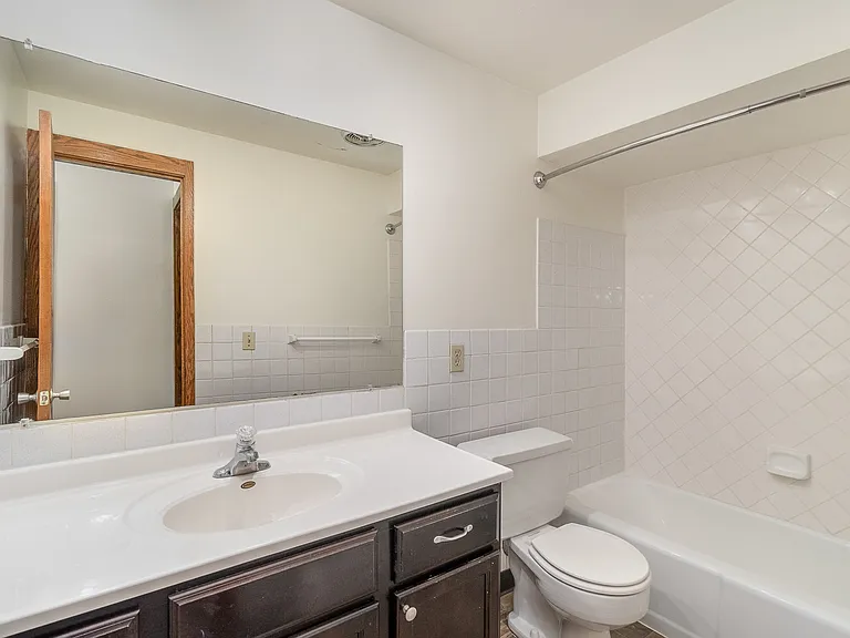 Golden Valley, MN Valley View Apartments | 22B | Bathroom