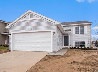 8656 Honey River Dr, Fowlerville, MI 48836