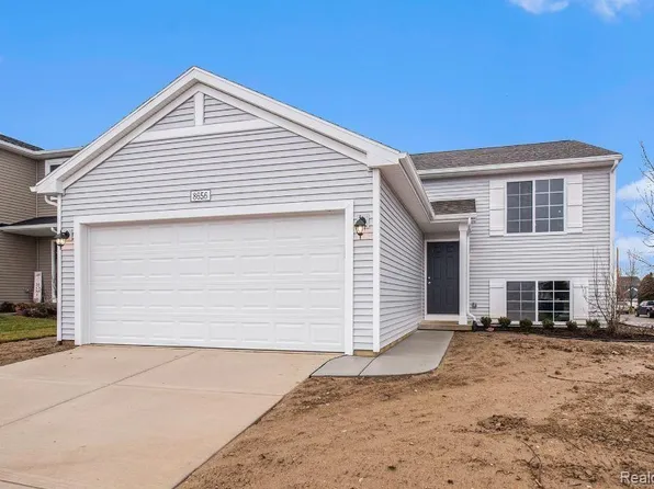 8656 Honey River Dr, Fowlerville, MI 48836