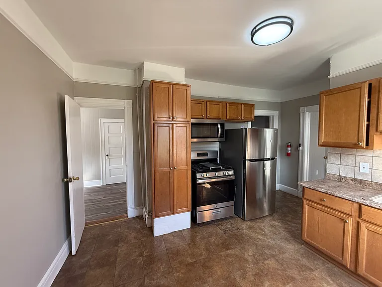 18 Davis St #2 — Photo 4