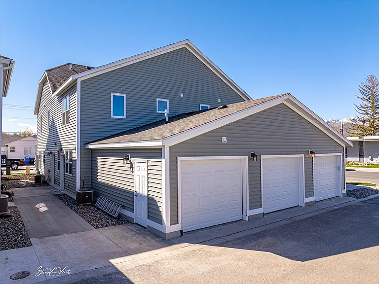 984 E Lander St — Photo 25