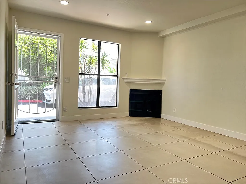 3 bed, 2.5 bath, 1095 sqft, $3,500 — Photo 2