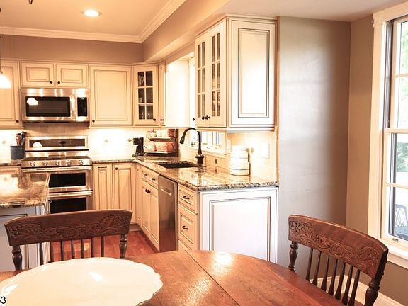 3rd image of 7 Elmwood Ln