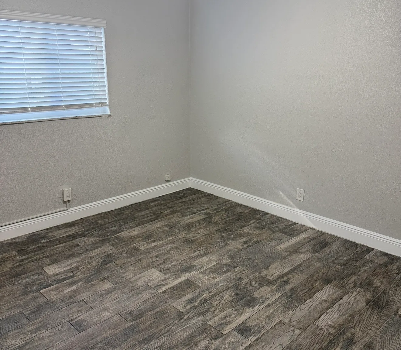 800 NE 14TH PL - 3 — Photo 4