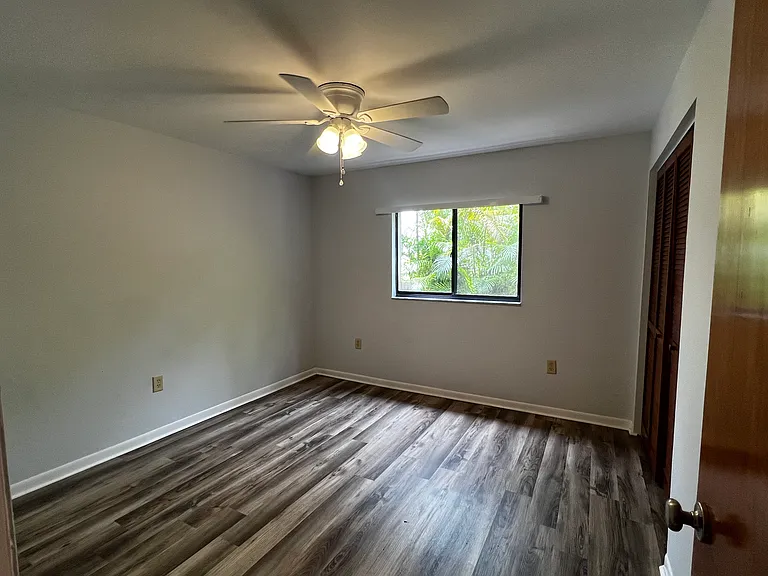 203 SW 16th Ter — Photo 13