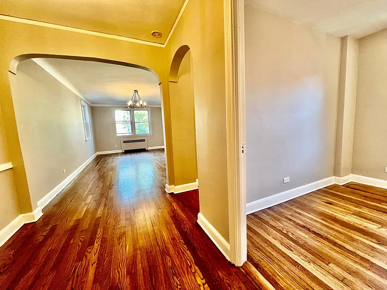 Laurel St — Photo 8
