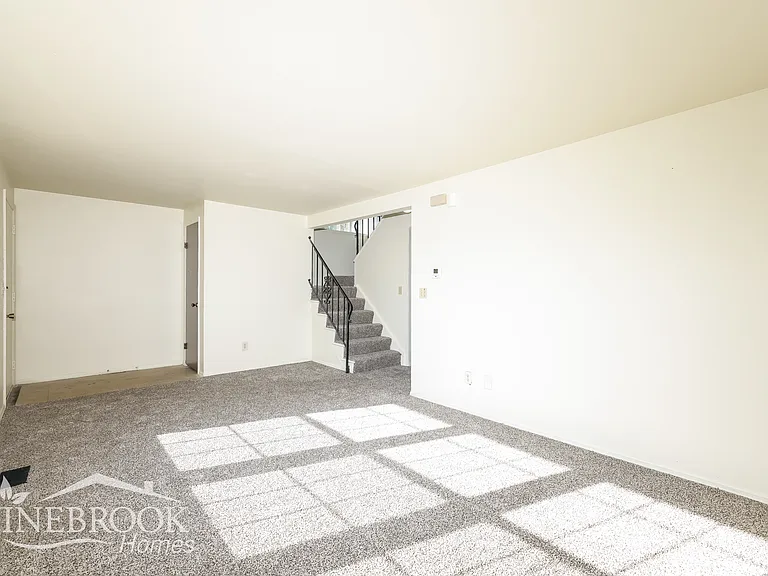 7673 Mount Hood Dr — Photo 3