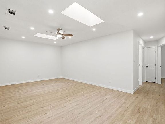4th image of 1093 Laurel Oaks Ct